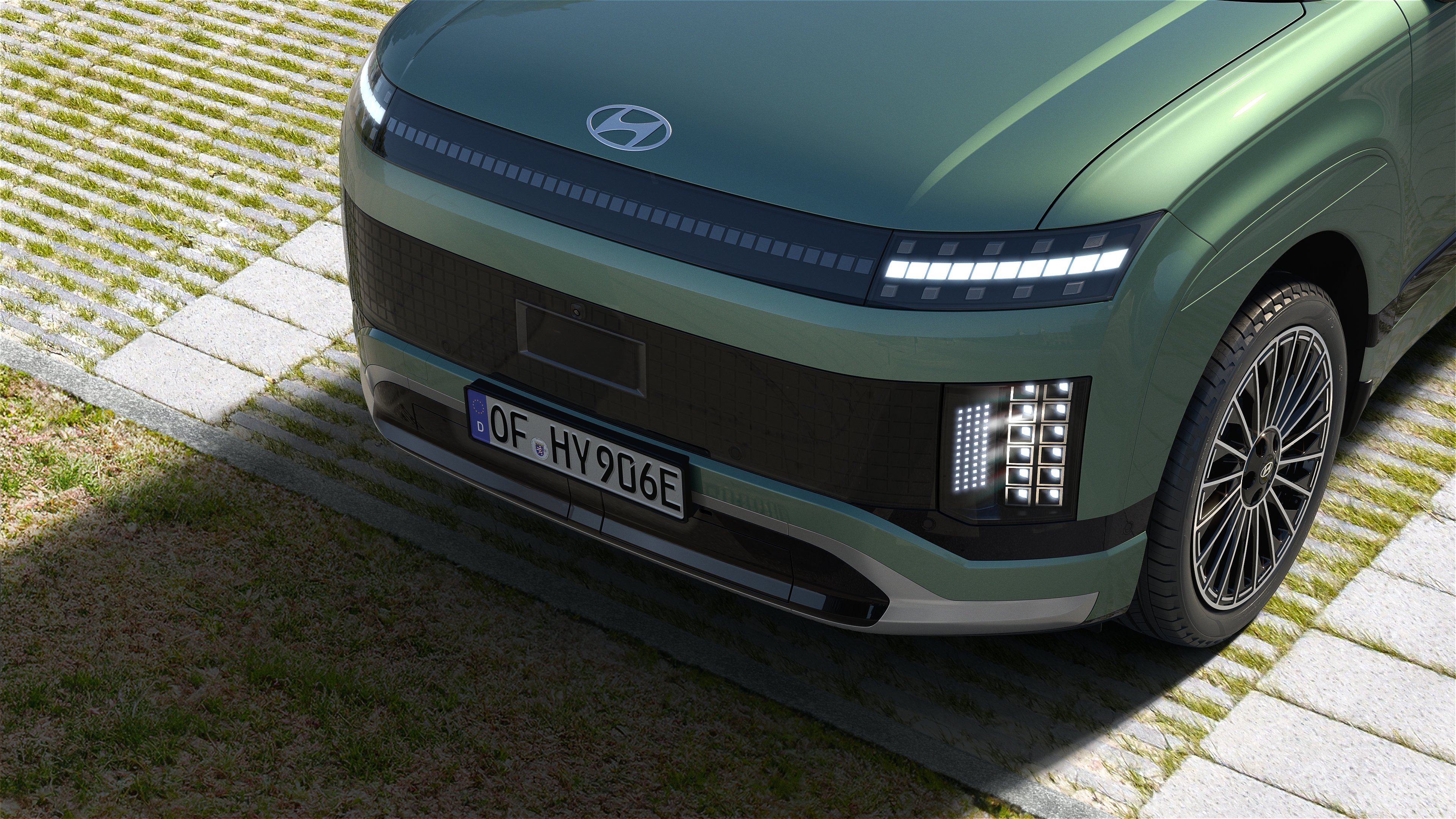 21” alloy wheels on the Hyundai IONIQ 9 electric SUV.