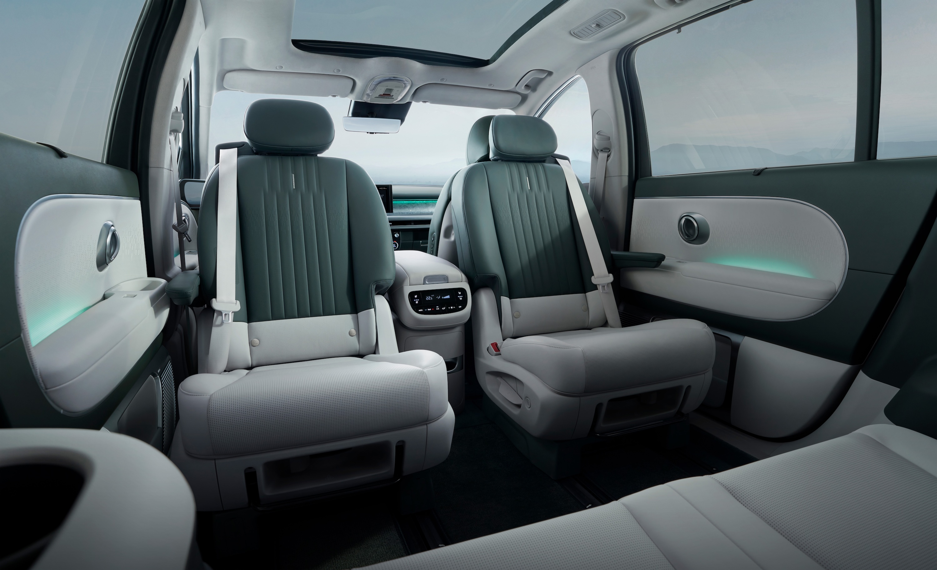 2nd row Swiveling seats facing the 3rd row inside the Hyundai IONIQ 9 electric SUV.